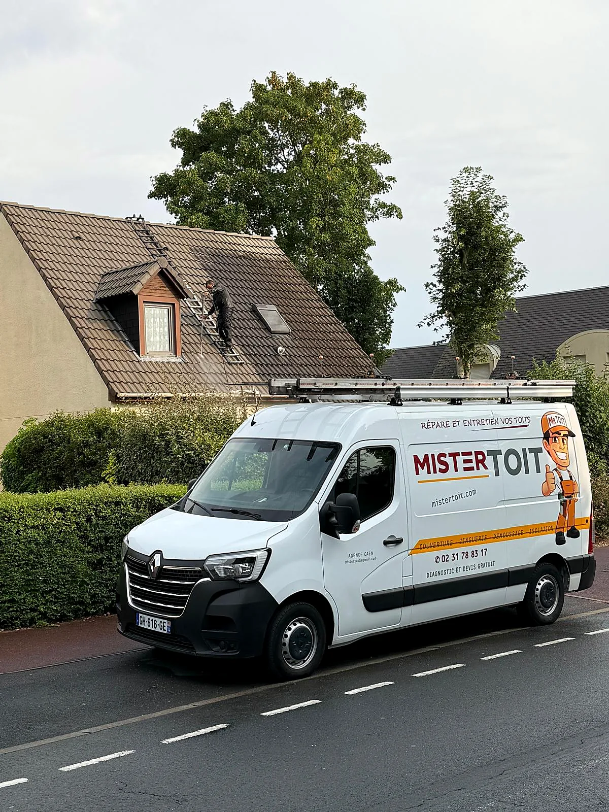 Camion Mister Toit devant une intervention de couverture dans le secteur de Caen
