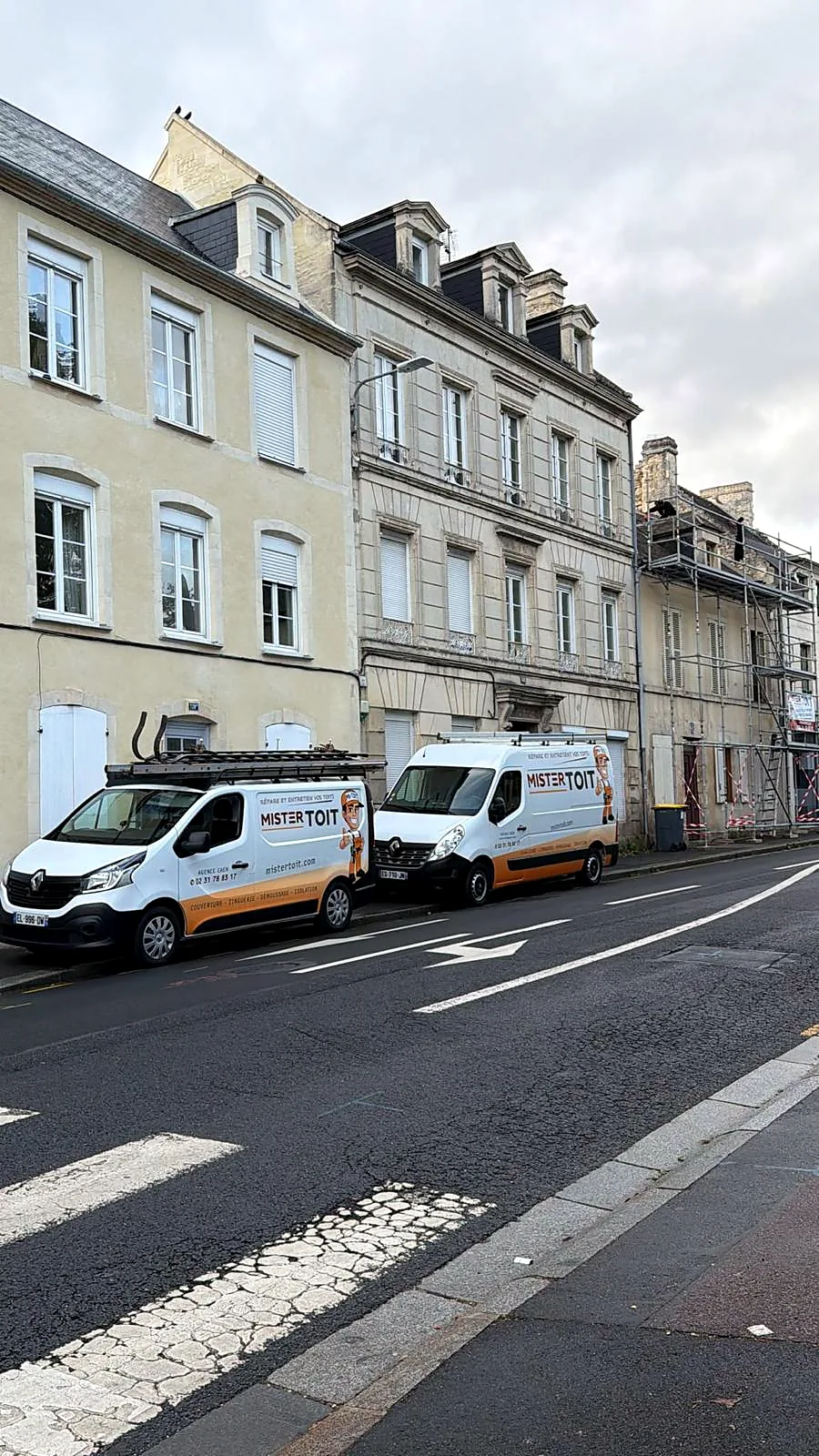 Deux véhicules Mister Toit devant un chantier de couverture