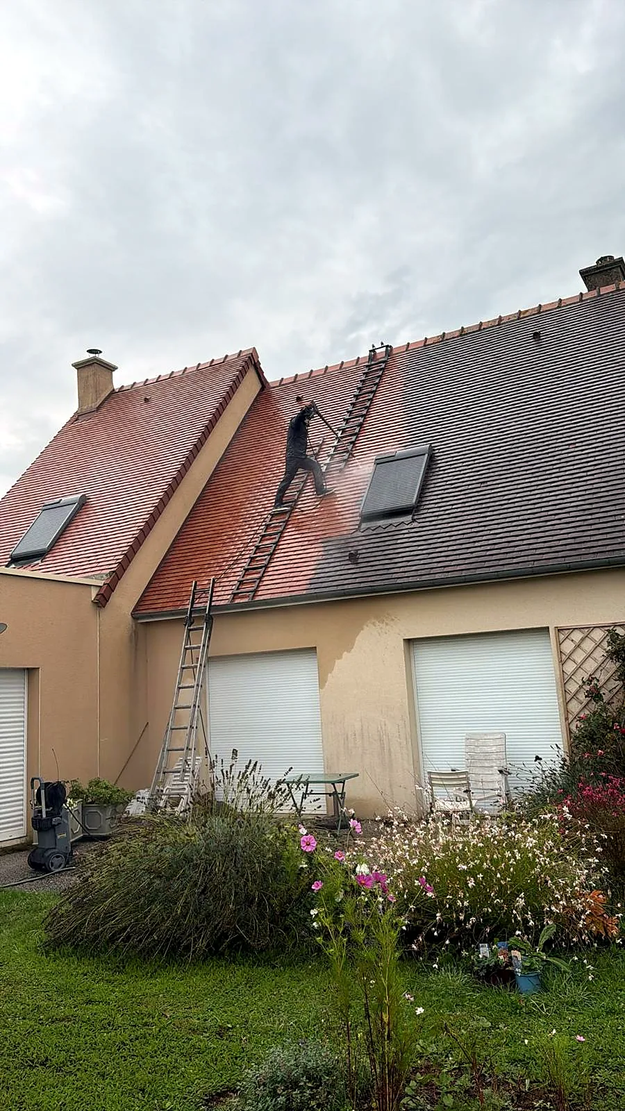 Couvreur Mister Toit pendant un démoussage de toiture près de Caen